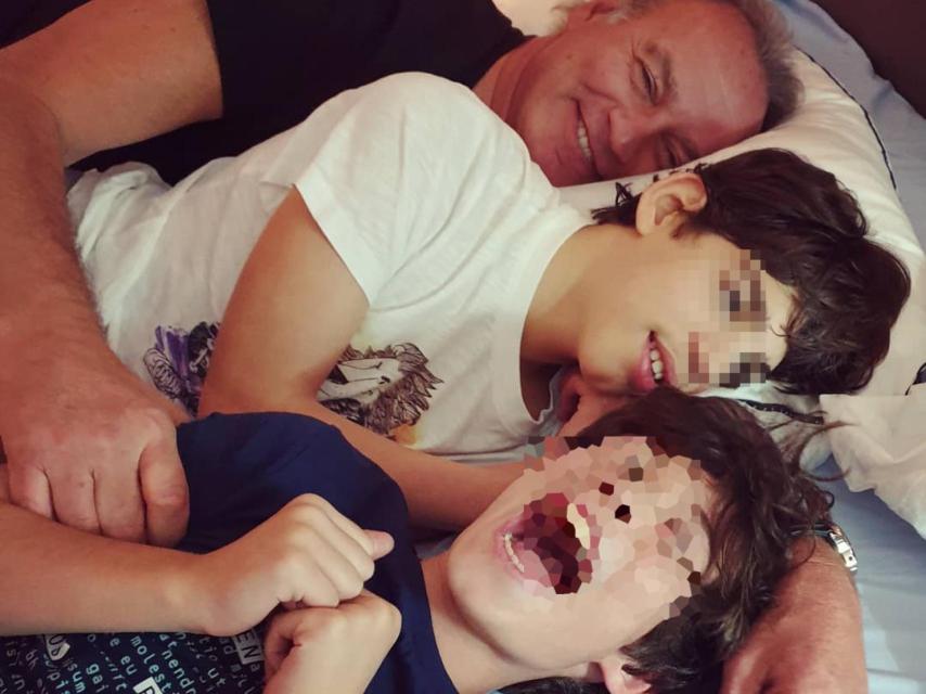 Bertín Osborne junto a sus hijos, Carlos y Kike.