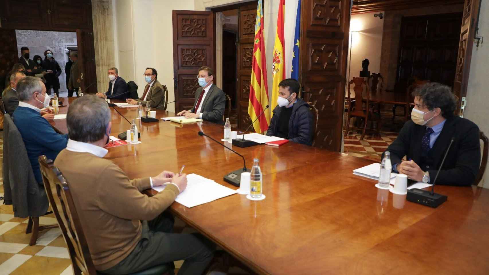 Ximo Puig, en la reunión con los agentes sociales para anunciar el plan 'Resiste'. EE
