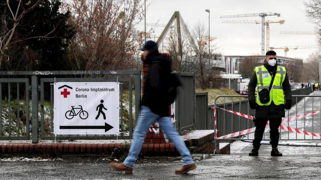 Entrada a uno de los centros de vacunación contra la Covid-19 habilitados en Berlín. EFE/EPA.