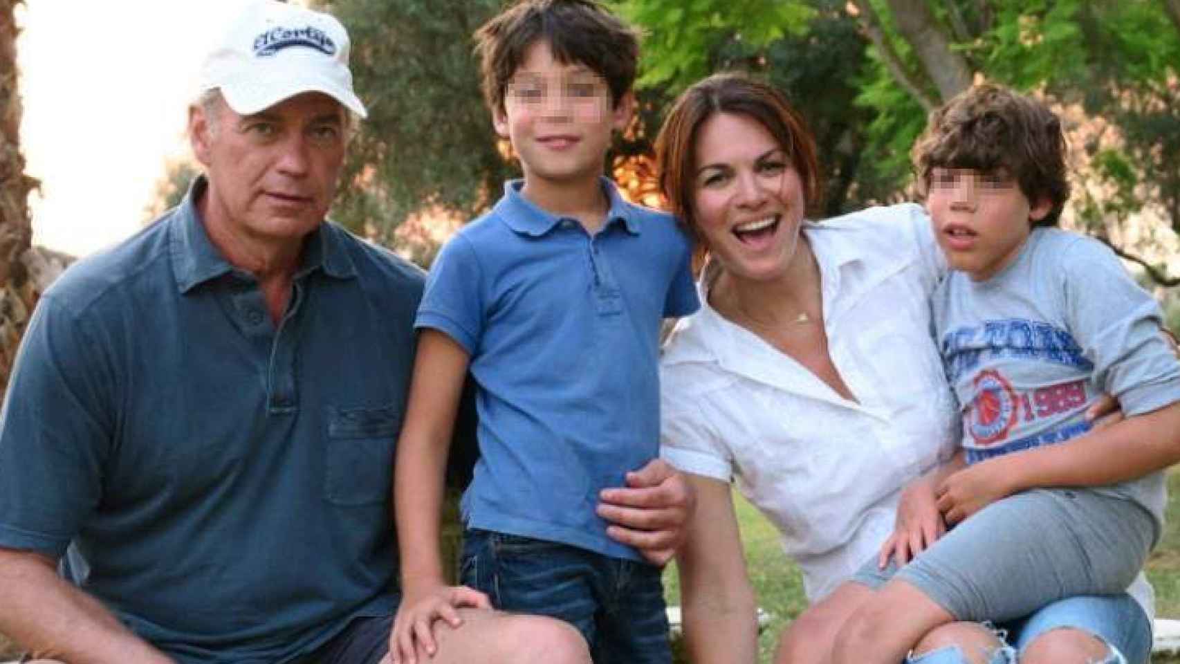 Bertín Osborne y Fabiola Martínez junto a sus dos hijos, Kike y Carlos.