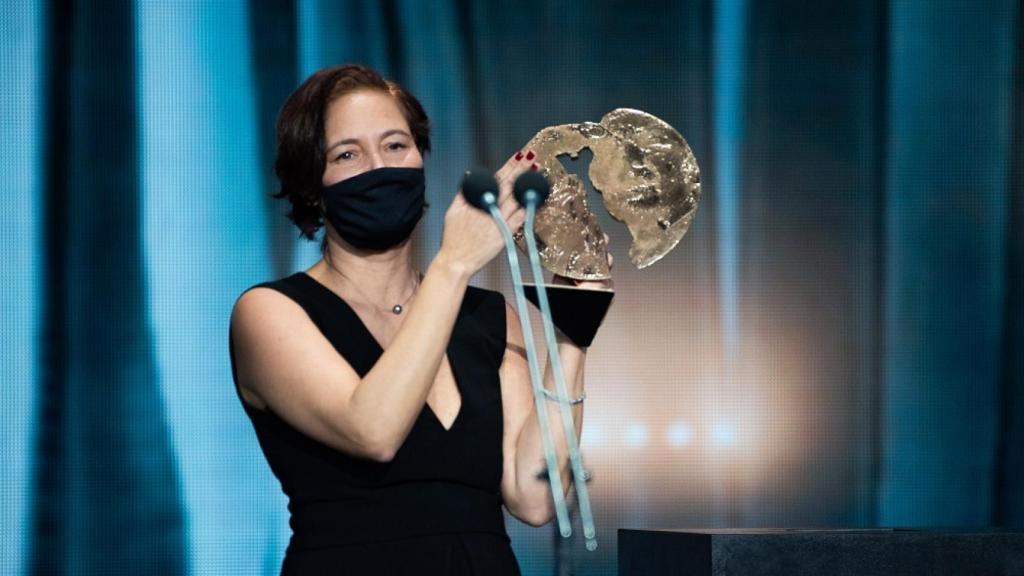 La productora Valerie Delpierre recoge el premio a la mejor película por 'Las niñas'
