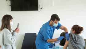 Proceso de vacunación del personal sanitario en el CAP Manso de Barcelona.