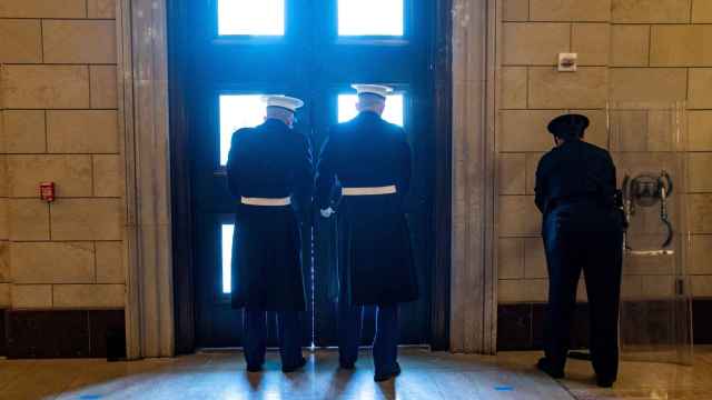 Centinelas de la Marina de la Casa Blanca cierran una de las puertas del Capitolio.