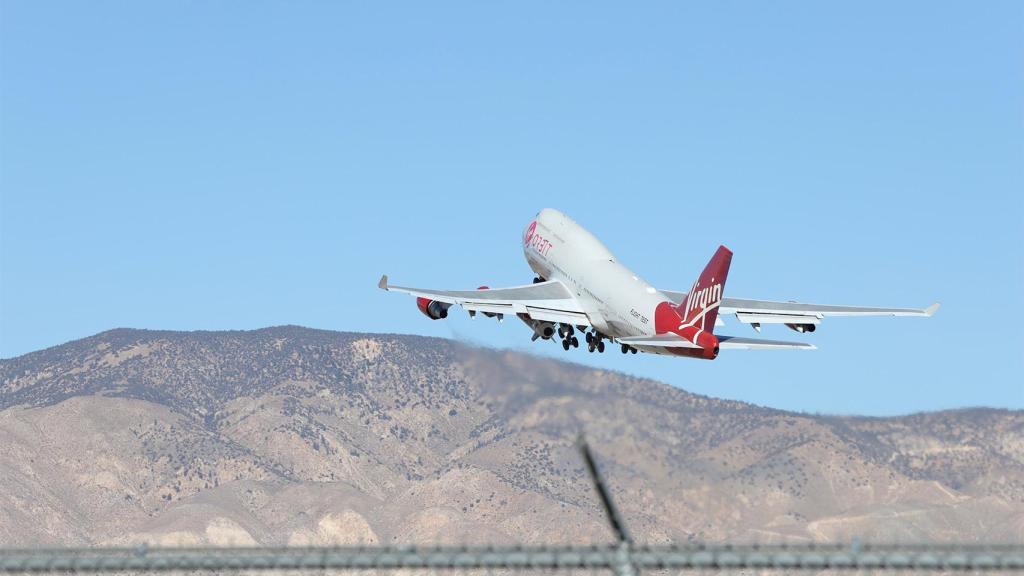 Un avión en maniobras de despegue.