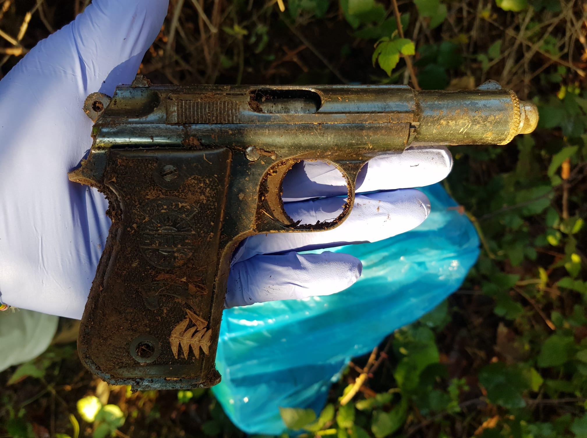 El arma encontrada en las inmediaciones de la vivienda donde fue asesinada la joven (Guardia Civil).