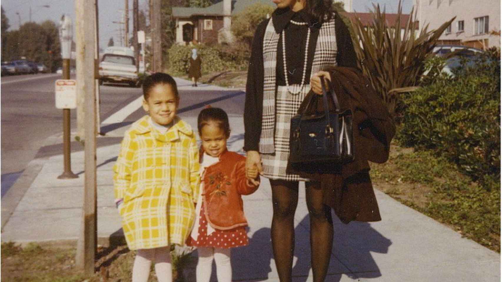 Kamala Harris, junto a su hermana Maya y a su madre.