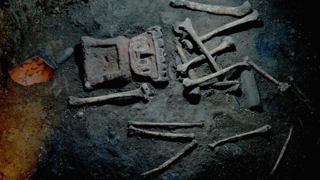 Restos humanos hallados en el yacimiento de Zultépec-Tecoaque.