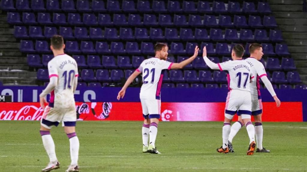Los jugadores del Valladolid celebran el gol de Míchel ante el Elche