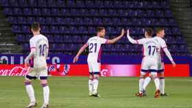 Los jugadores del Valladolid celebran el gol de Míchel ante el Elche