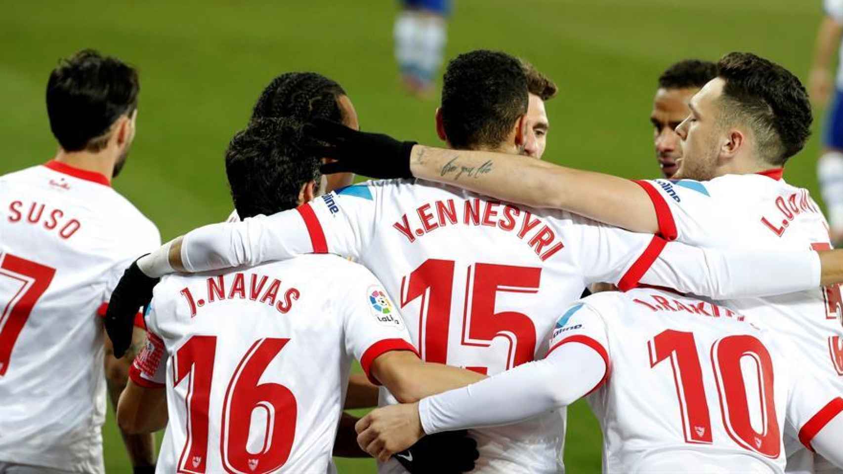 Piña de los jugadores del Sevilla para celebrar un gol ante el Alavés