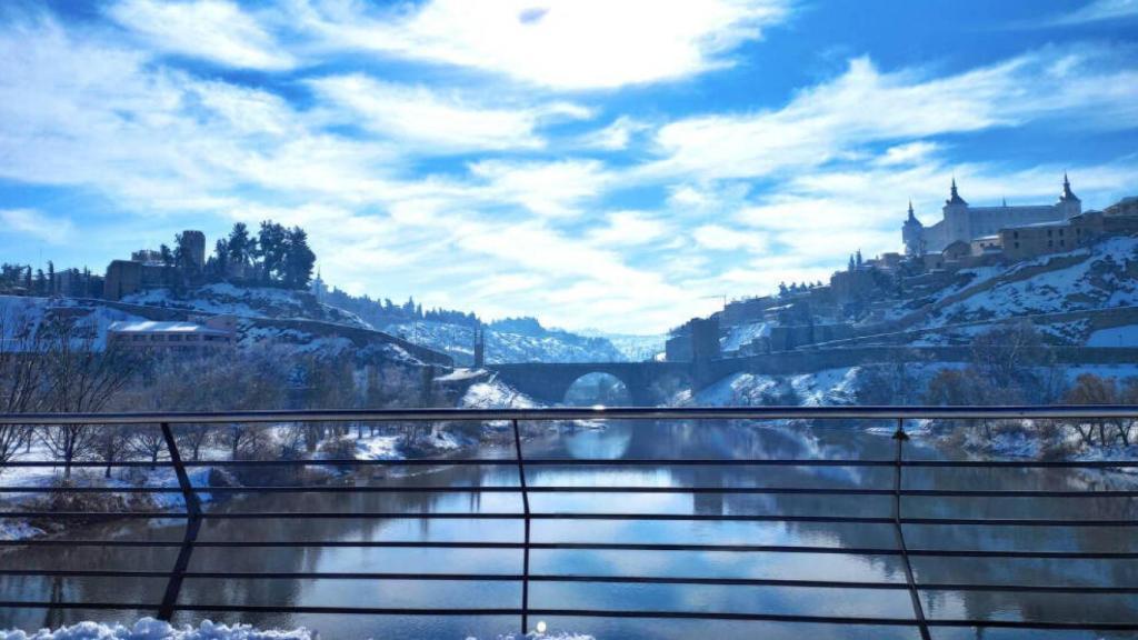 El Tajo a su paso por un Toledo nevado