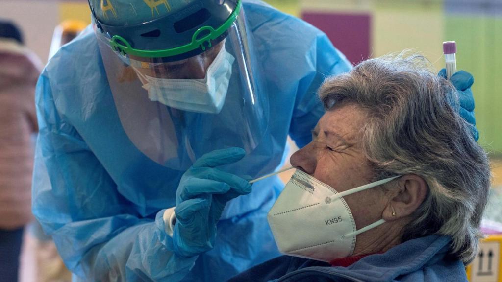 Una sanitaria realiza una prueba PCR durante un cribado aleatorio en Allariz (Orense).