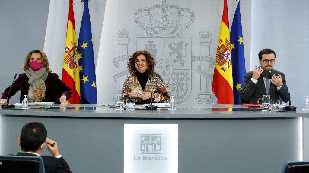 Teresa Ribera, María Jesús Montero y Alberto Garzón, en rueda de prensa en Moncloa.