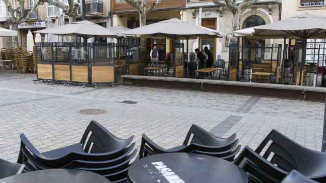 Un camarero recoge su establecimiento a las 17. 00 horas el día de la entrada en vigor de nuevas restricciones impuestas por el gobierno de La Rioja.