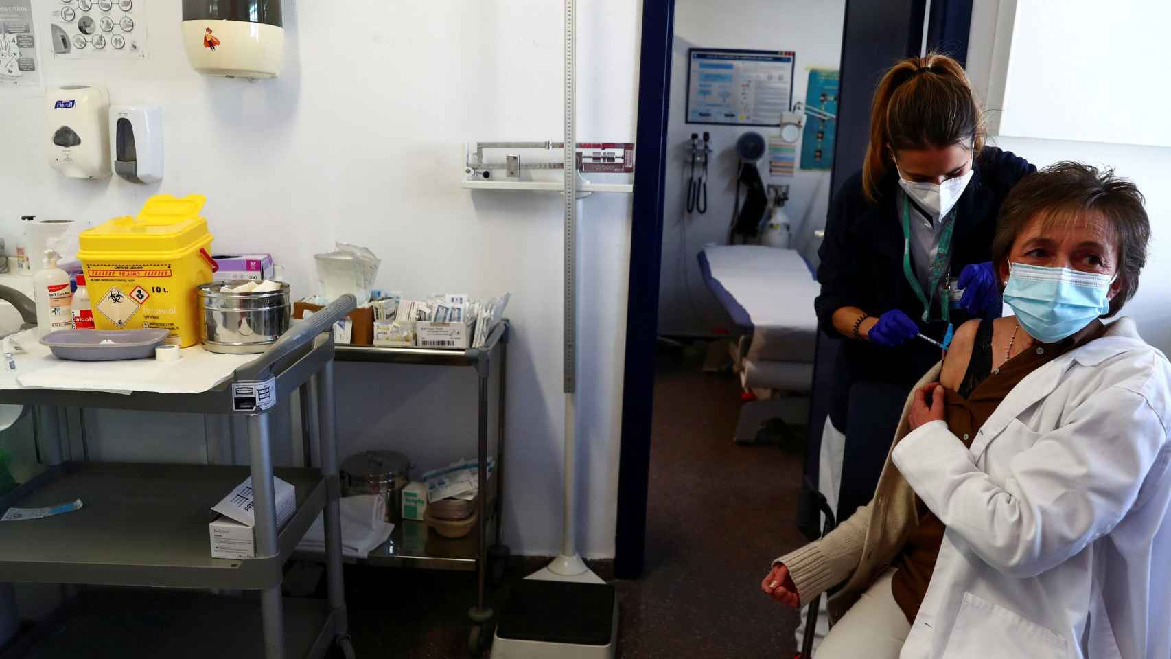Una trabajadora sanitaria se vacuna en Madrid