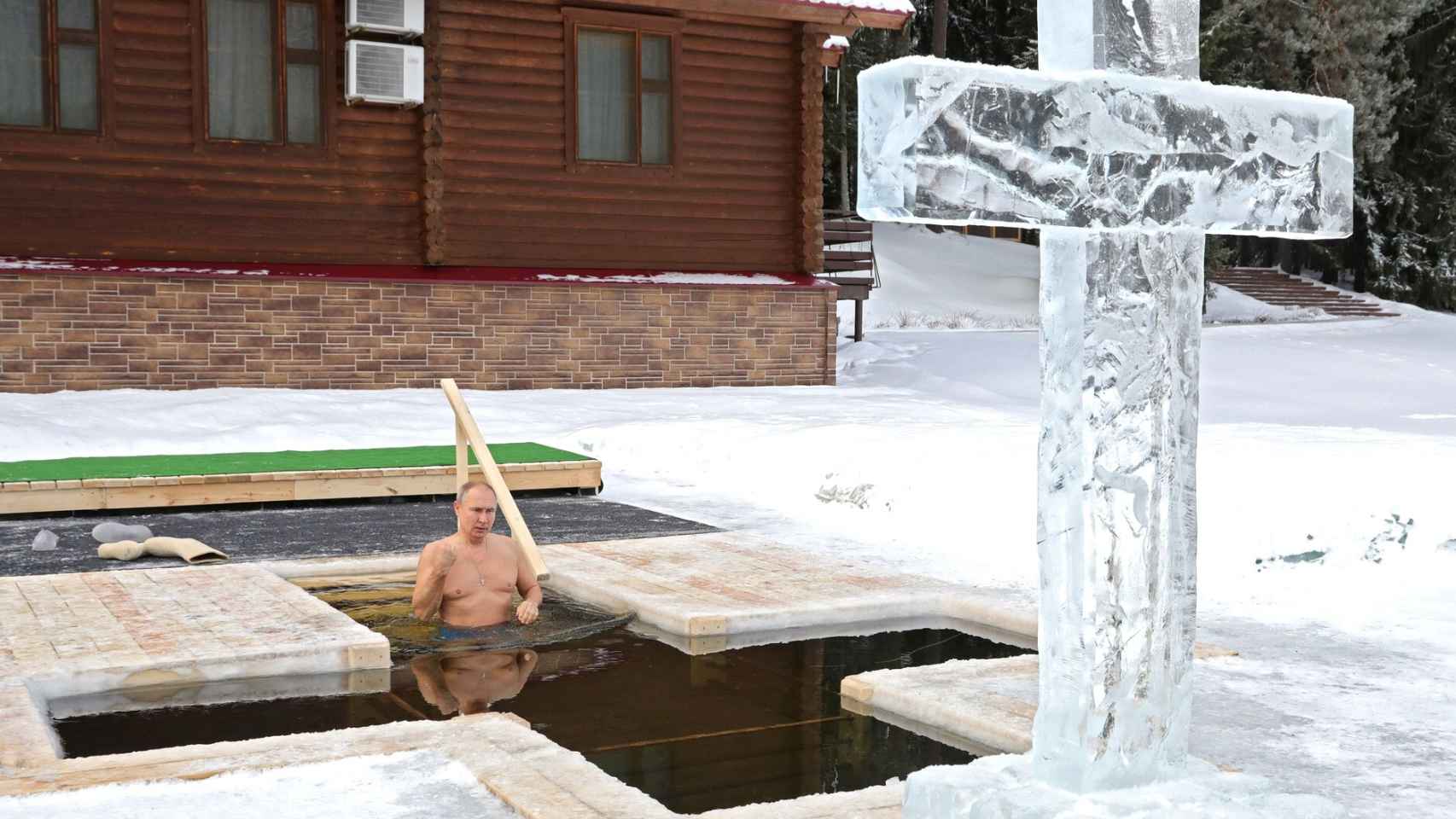 Vladimir Putin se zambulle en agua helada en la Epifanía ortodoxa pese a la Covid-19.
