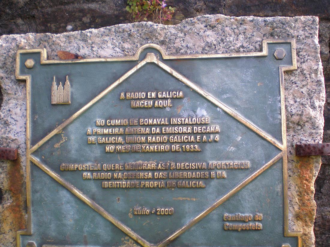 La placa en la ubicación de la primera antena de radio en Galicia (Compostela Verde).