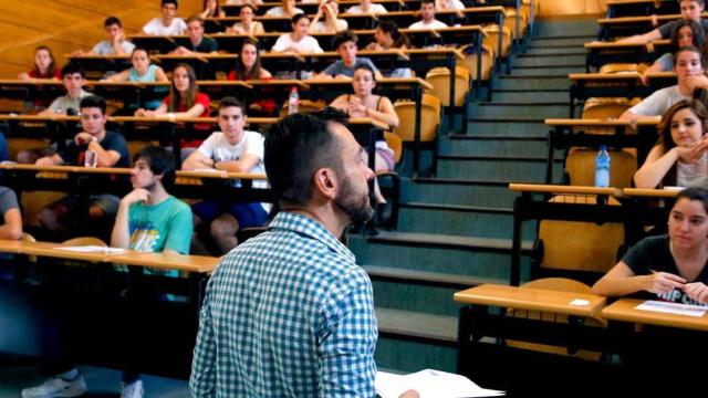 Un profesor dando clase en una universidad.