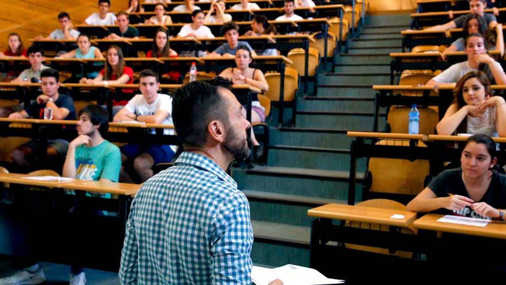 Un profesor dando clase en una universidad.