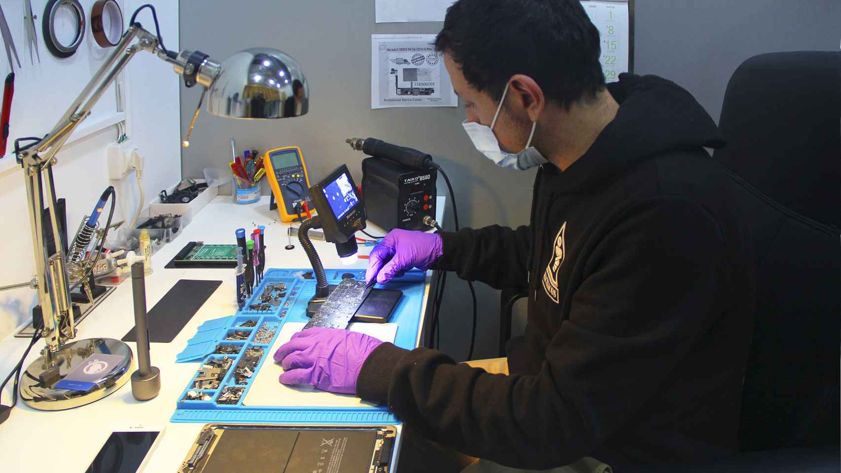 Javier Arriagada, en su taller de reparaciones electrónicas. Foto: Adolfo Plasencia