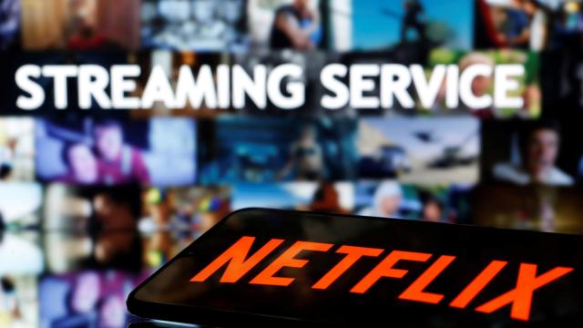 Una televisión reproduce contenidos de Netflix enviadas desde un móvil.