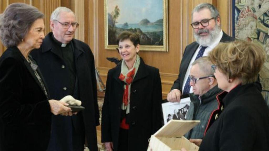 La reina emérida Sofía recibe a Hogar Don Orione.