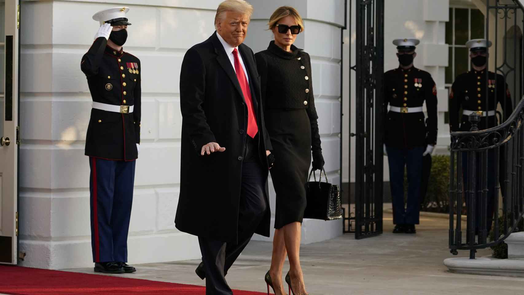 Trump y Melania saliendo de la Casa Blanca tras cuatro años de presidencia.