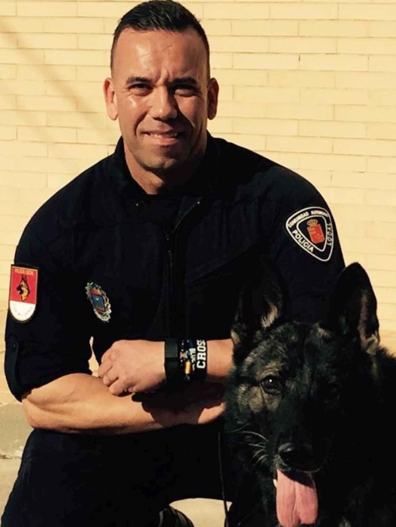 Rubén Valcárcel, agente de la Policía Local de Lorca, junto a Dody, el perro del Cuerpo fallecido.