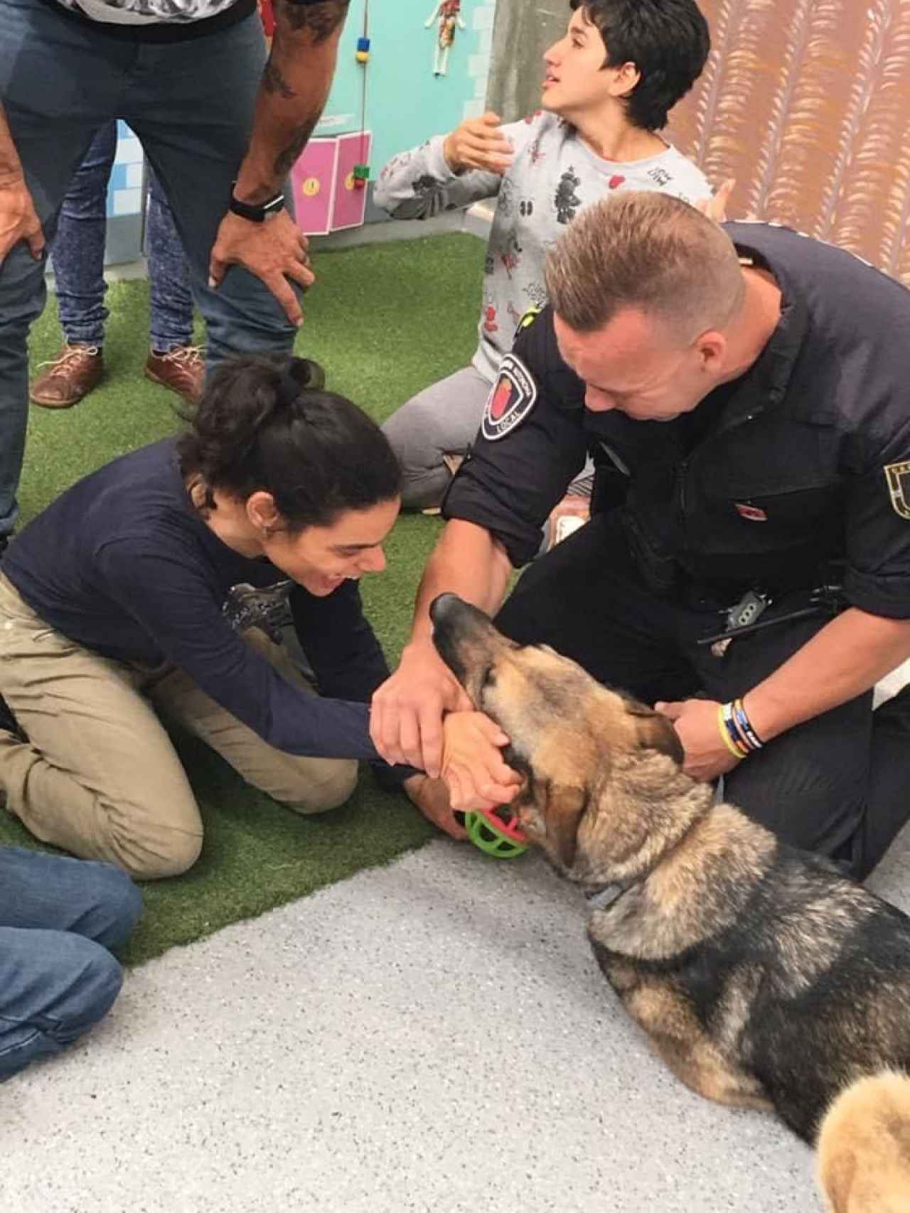 Un perro de la Unidad Canina de la Policía Lorca, junto a un agente, durante una terapia con una joven con discapacidad.