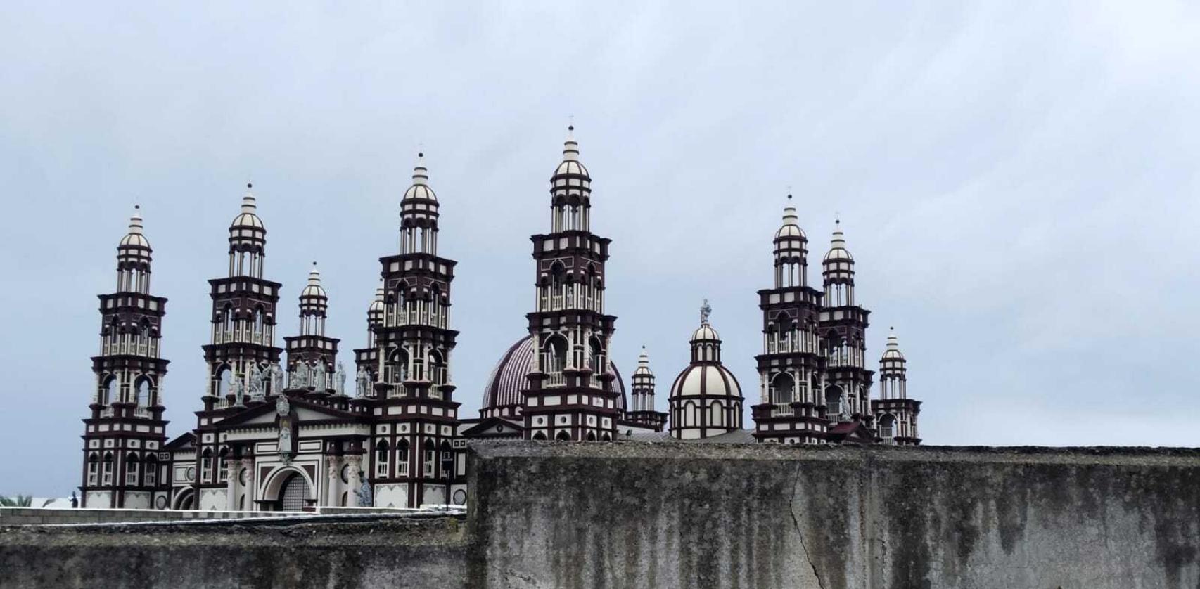 La iglesia palmariana se encuentra ubicada a las afueras de El Palmar de Troya (Sevilla).