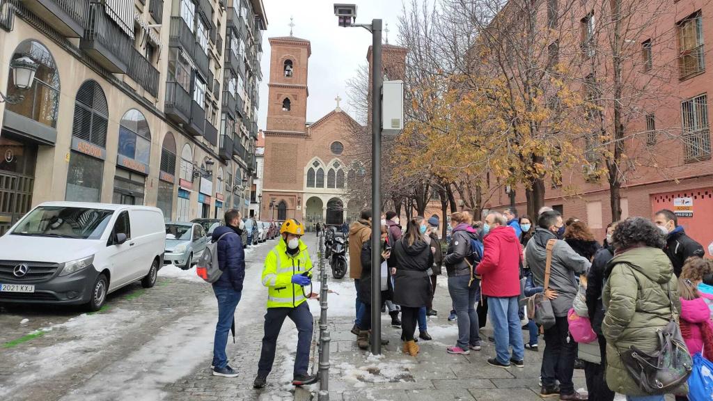 Padres, profesores y alumnos del colegio La Salle, desalojados tras la explosión de la calle Toledo.