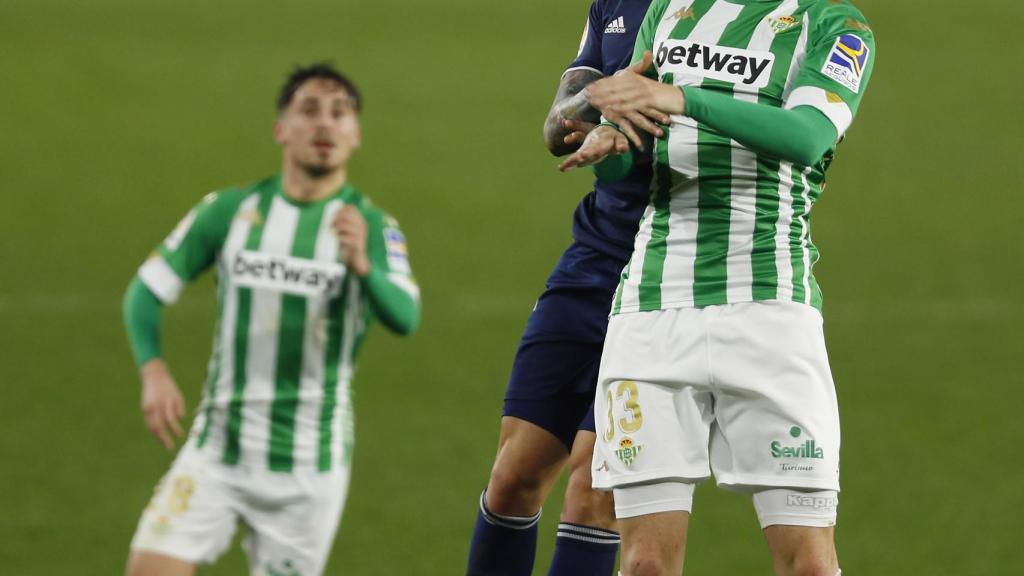 Betis y Celta pelean un balón de cabeza