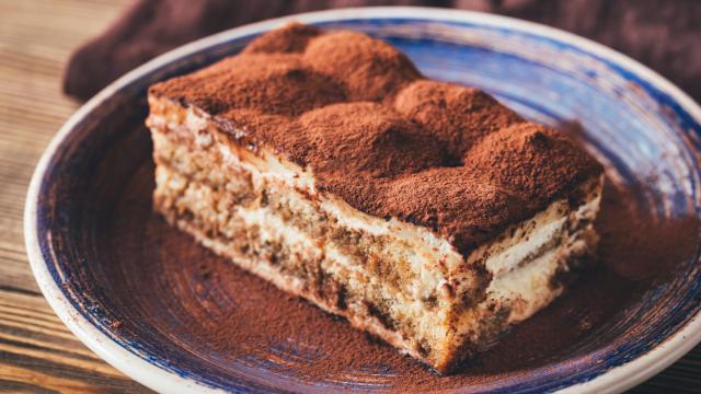 Un tiramisú cortado en forma de rectángulo.