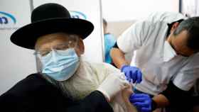 Un anciano ultraortodoxo recibe la primera dosis de la vacuna de Pfizer en Asdod, Israel. REUTERS/Amir Cohen