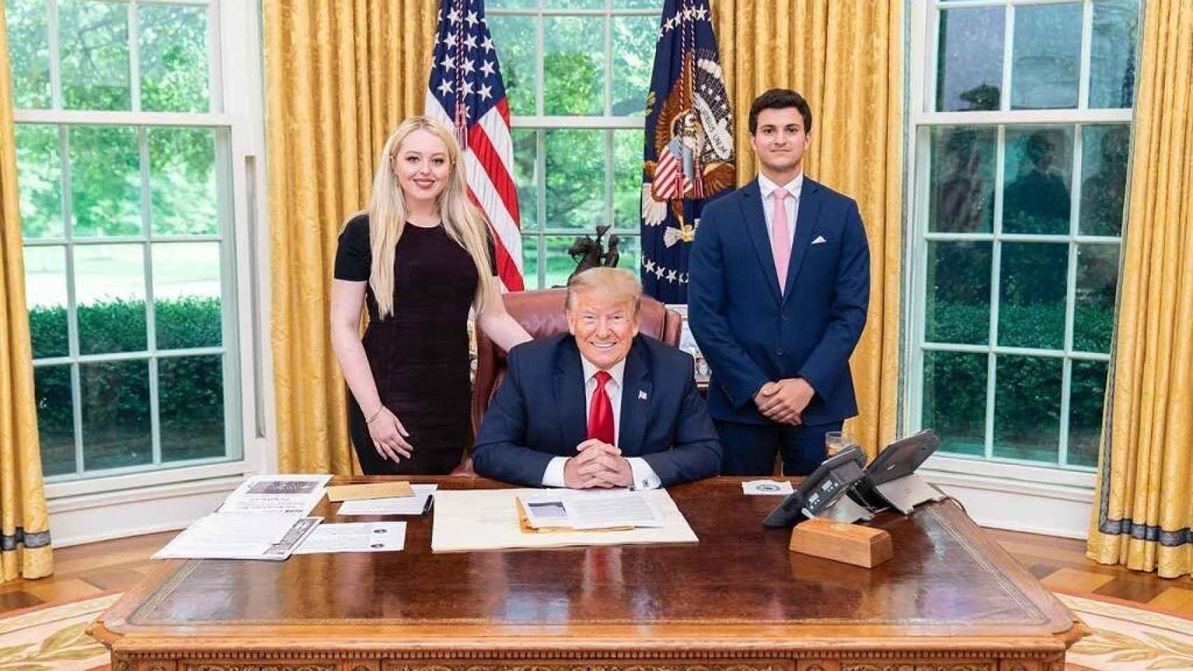 Tiffany Trump y Michael Boulos, junto a Donald Trump, en la Casa Blanca.