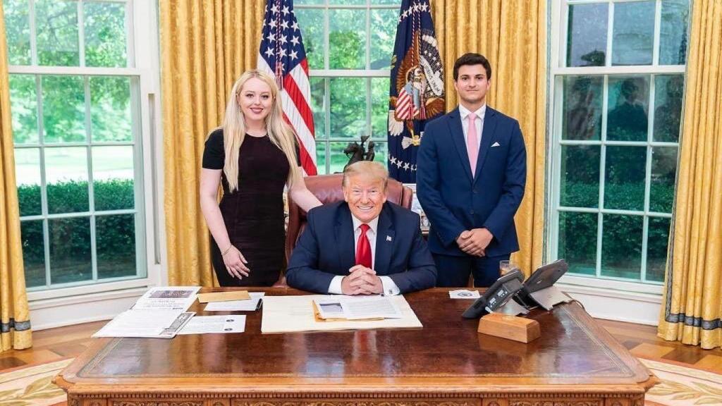 Tiffany Trump y Michael Boulos, junto a Donald Trump, en la Casa Blanca.