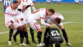 Los jugadores del Sevilla celebran con Bono su penalti parado al Alavés