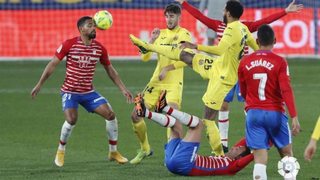 Jugadores de Villarreal y Granada, en el partido de la jornada 19 de La Liga