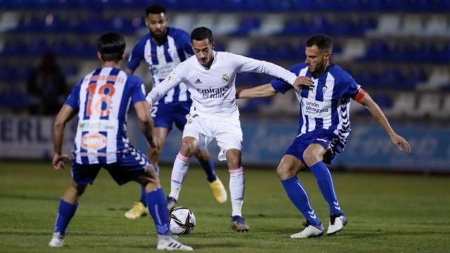 Lucas Vázquez, rodeado de jugadores del Alcoyano