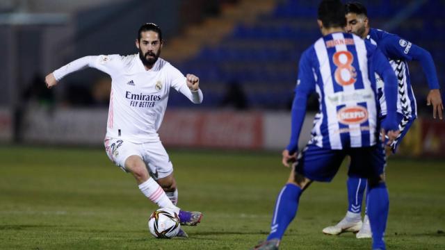 Isco encara a un rival, en el Alcoyano - Real Madrid de la Copa del Rey