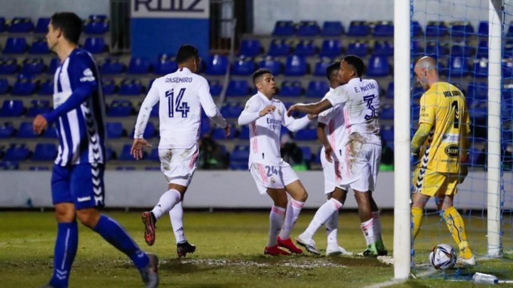 Los jugadores del Real Madrid celebran el gol de Militao al Alcoyano