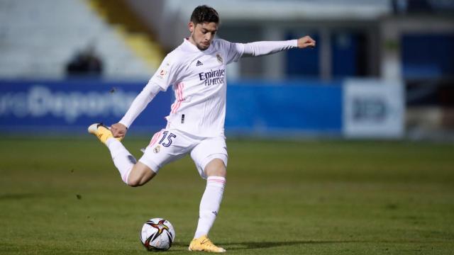 Fede Valverde arma la pierna para golpear el balón en El Collao