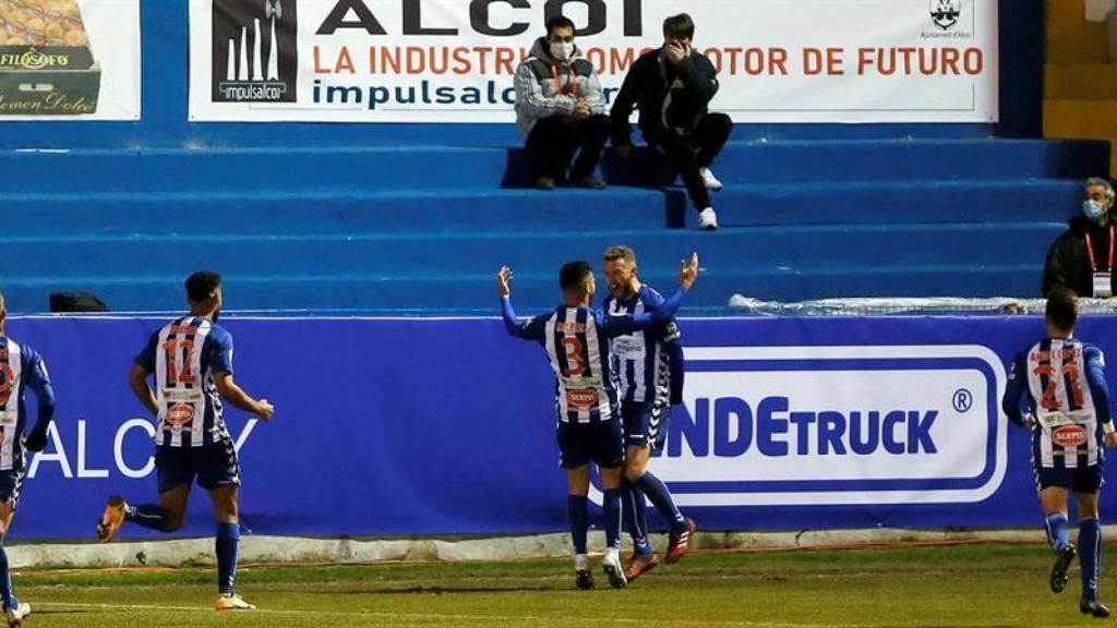 Los jugadores del Alcoyano celebran el gol de Solbes al Real Madrid