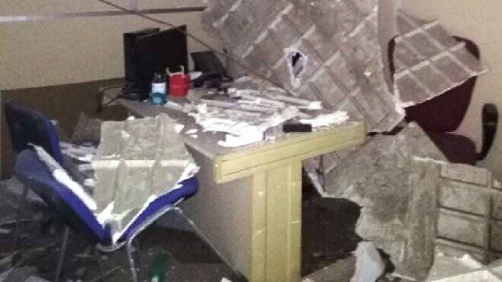 la caída del techo de la consulta ha destrozado el mobiliario