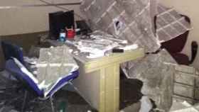 la caída del techo de la consulta ha destrozado el mobiliario