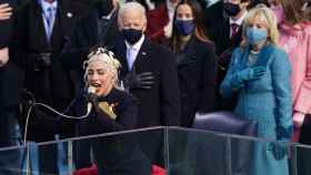 Lady Gaga interpretando el himno nacional de Estados Unidos.