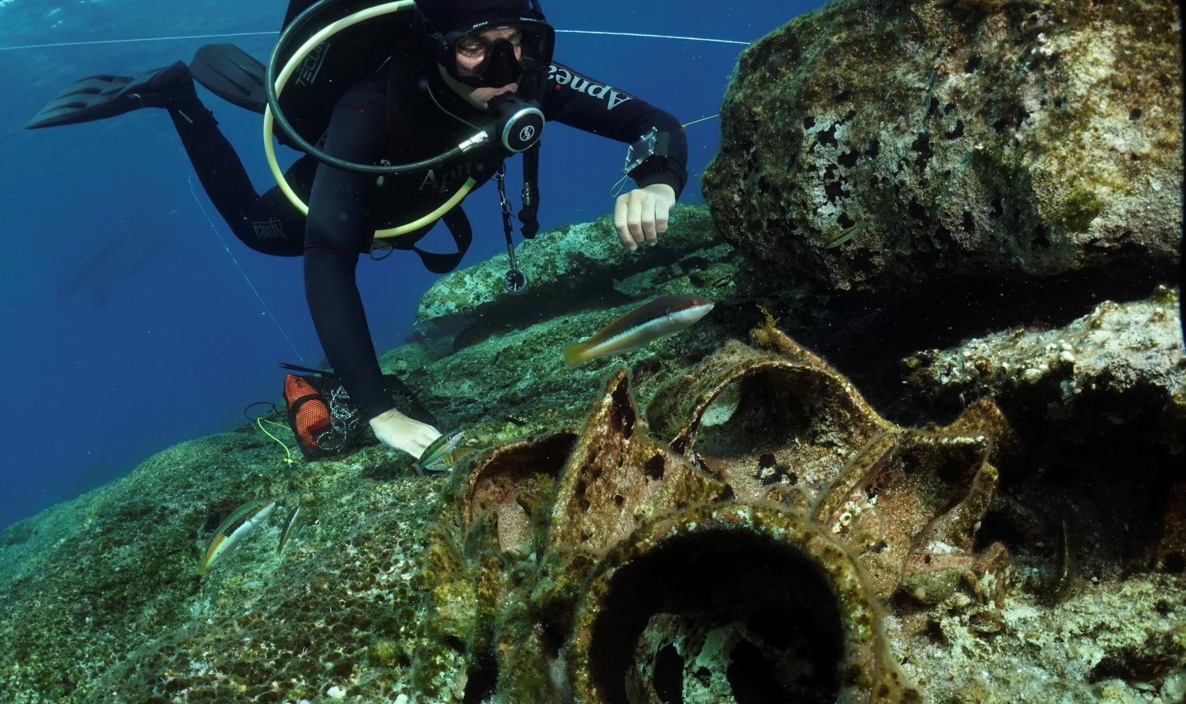 Arqueólogos submarinos griegos han hallado vasijas fabricadas en España entre los restos de un naufragio del siglo II o III.