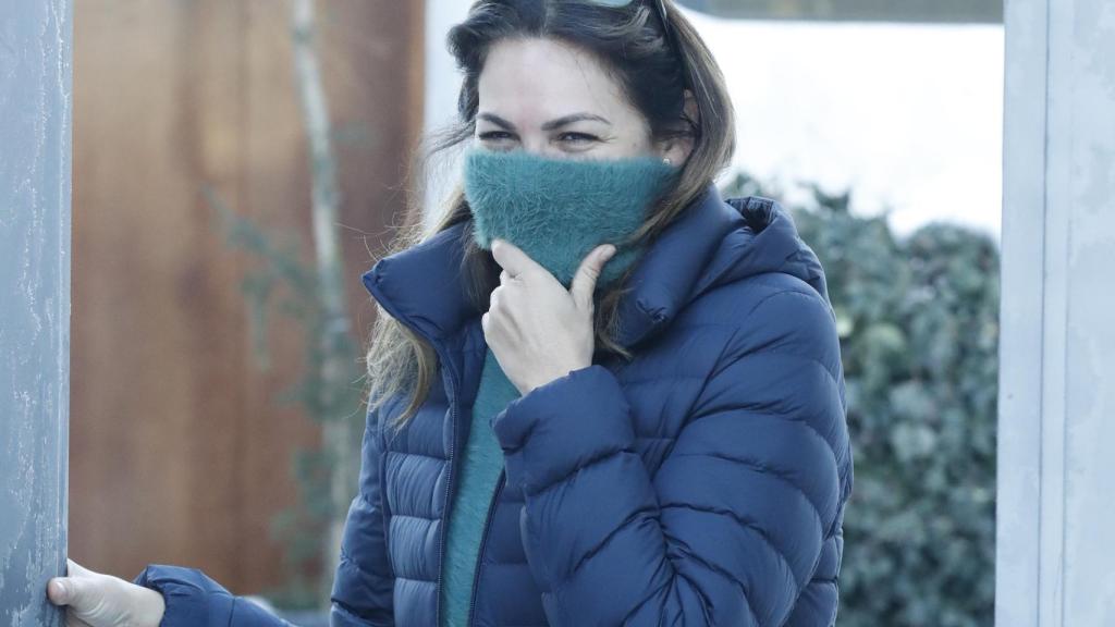 Fabiola Martínez a las puertas de su casa atendiendo a los medios de comunicación tras la ruptura.