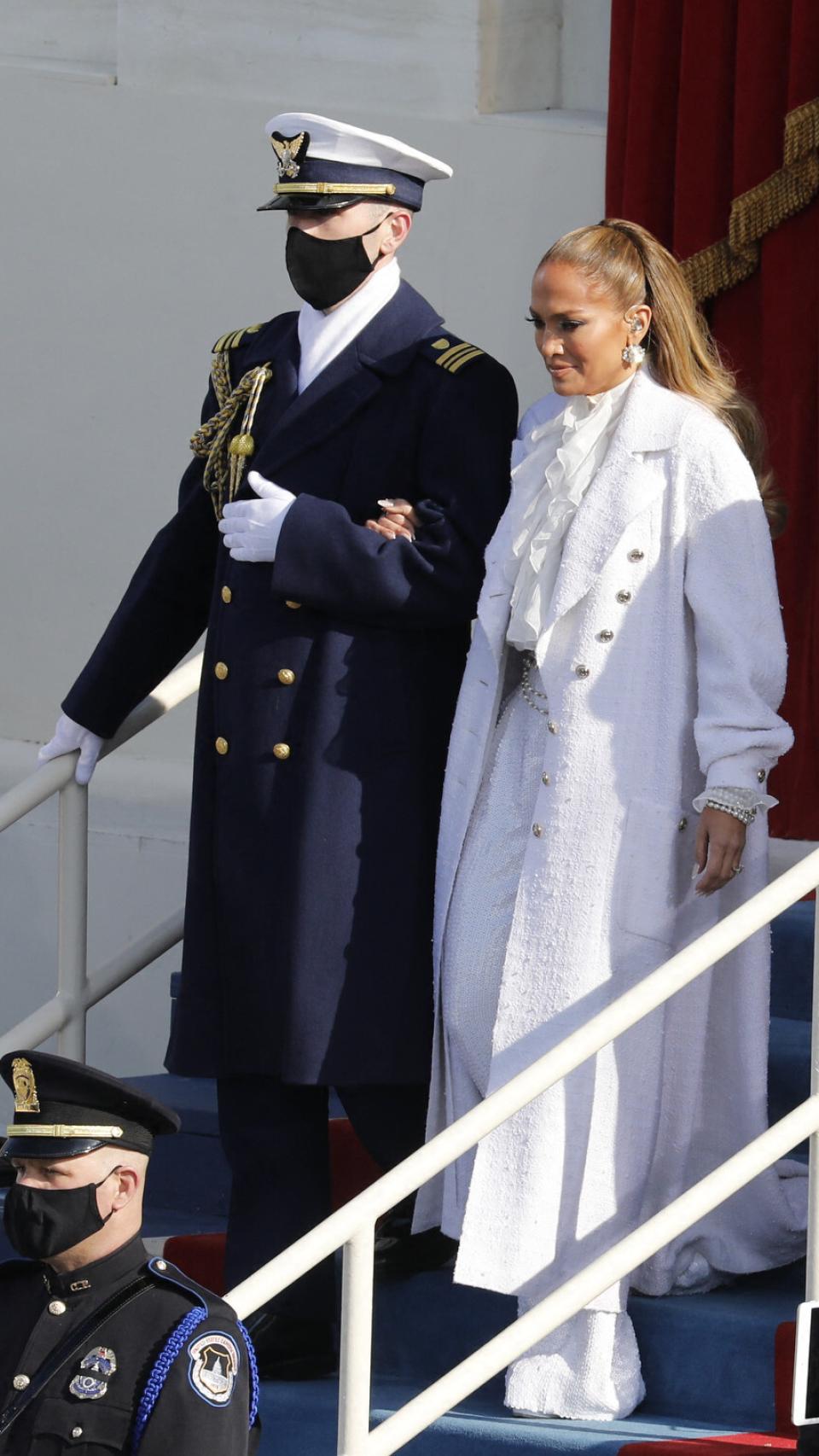 Jennifer Lopez con 'total look' de Chanel.