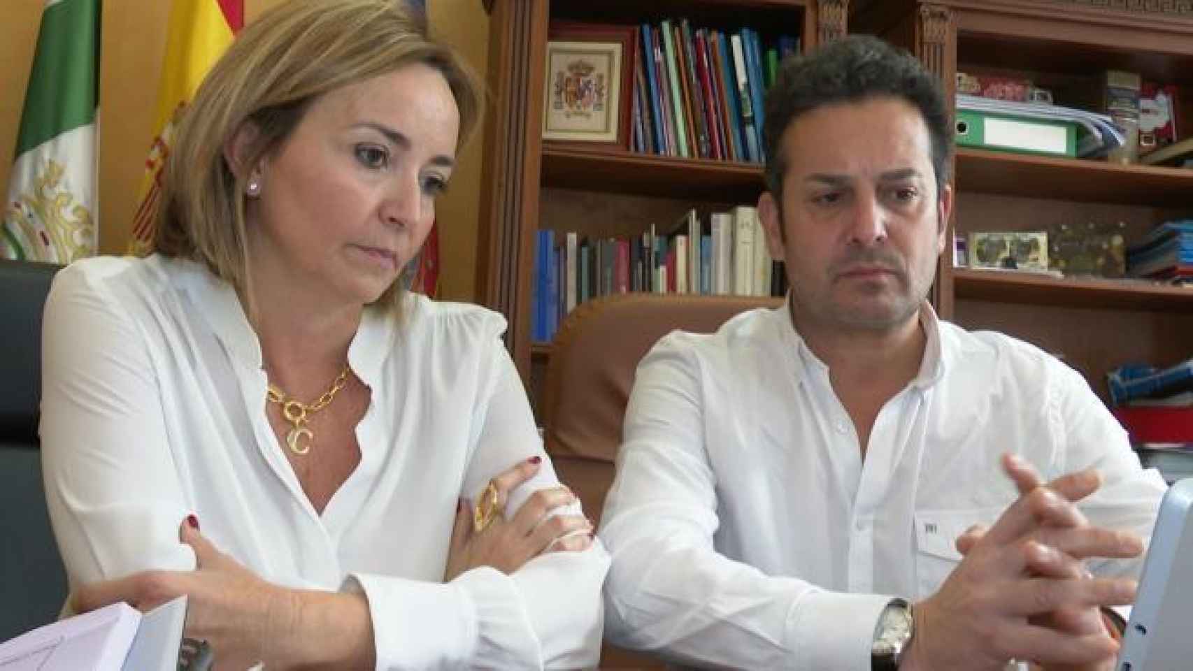 Carolina Vives, alcaldesa de Els Poblets, y su marido Ximo Coll, primer edil de El Verger.